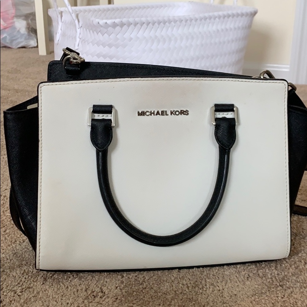 Michael Kors Pocket Book